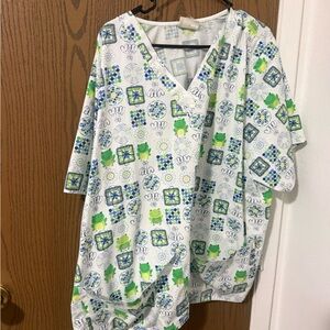 Tafford Geometric & Frog Print V-Neck Scrub Top in White, Green, Blue